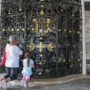 Molitva u podne pred likom Majke Božje od Kamenitih vrata za mir u Domovini i svijetu